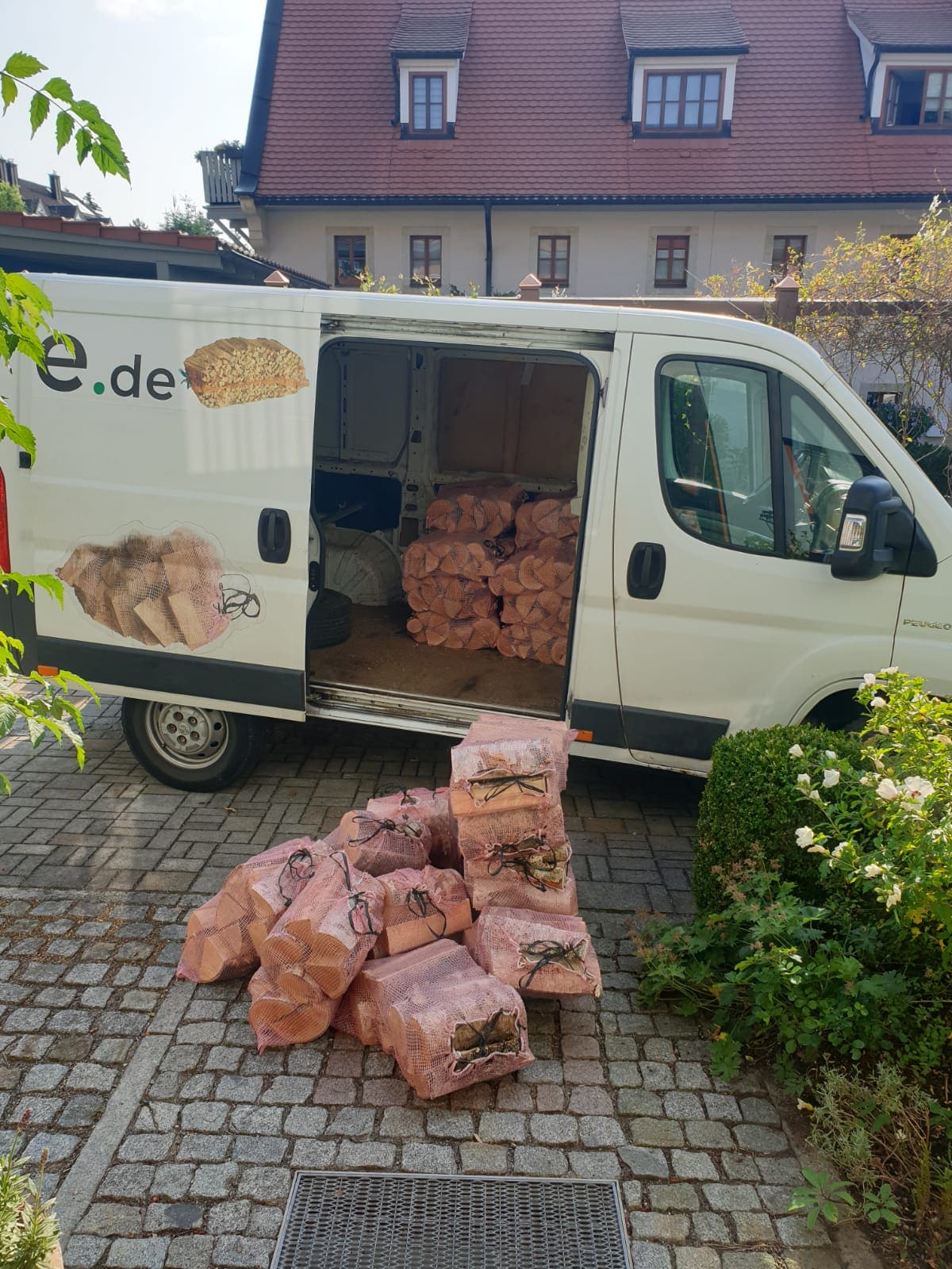 Gdzie w Niemczech można kupić tanie drewno kominkowe z dostawą do domu?